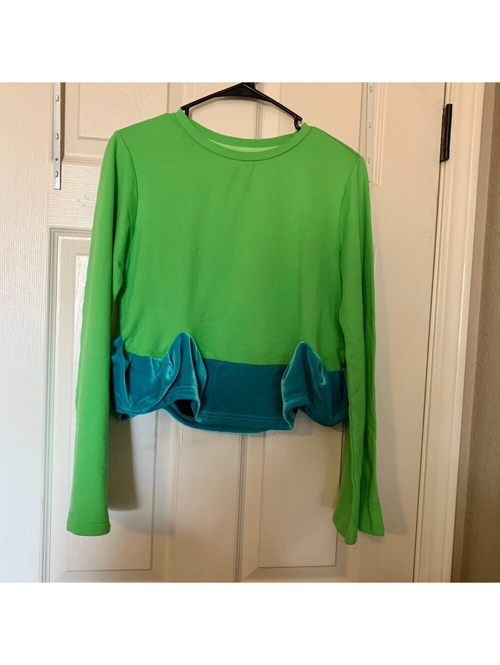 森宿 Green Long Sleeve Top with Teal Velvet Ruffle Hem, Size M